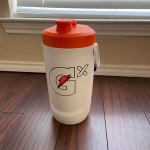 GATORADE Jug 64 oz White  NWT